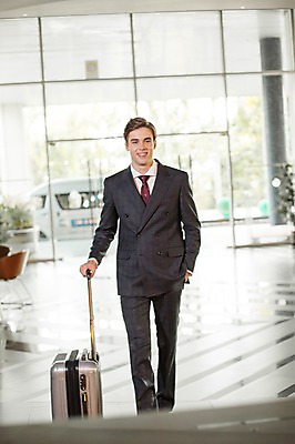 포토 JPG 서양인 외국인 라이프스타일 남자 맨라이프 비즈니스 모션 실내 2014년태국 한명 미소 사람 정장 상반신 성인 앞모습 30대 걷기 캐리어 직장인 비즈니스맨 공항 출장 주머니손 성인남자한명만 장년만 장년남자만 장년남자한명만 국내포토 해외기획촬영 직업 1 옷 뷰포인트 교통시설 표정 인종 내부 생활 장년 여행가방 남자만 남자한명만 성인남자만 성인만 파일형식