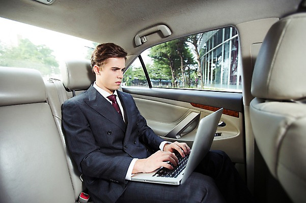 포토 JPG 주간 서양인 외국인 라이프스타일 남자 맨라이프 비즈니스 모션 자동차 2014년태국 한명 들기 사람 앉기 정장 상반신 성인 야외 옆모습 30대 노트북 업무 직장인 비즈니스맨 고급 성인남자한명만 장년만 장년남자만 장년남자한명만 국내포토 자연요소 해외기획촬영 직업 1 옷 육상교통 뷰포인트 컨셉 인종 생활 장년 전자제품 작업 남자만 남자한명만 성인남자만 성인만 파일형식