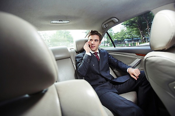 포토 JPG 주간 서양인 외국인 라이프스타일 응시 남자 맨라이프 비즈니스 모션 자동차 2014년태국 한명 들기 사람 앉기 정장 상반신 성인 야외 앞모습 30대 스마트폰 업무 직장인 비즈니스맨 고급 통화 성인남자한명만 장년만 장년남자만 장년남자한명만 국내포토 자연요소 해외기획촬영 직업 1 시선 옷 육상교통 뷰포인트 컨셉 인종 생활 장년 핸드폰 스마트기기 작업 남자만 남자한명만 성인남자만 성인만 파일형식