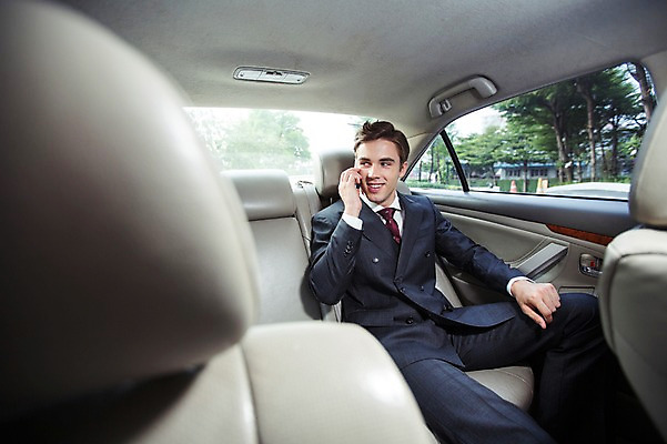 포토 JPG 주간 서양인 외국인 라이프스타일 응시 남자 맨라이프 비즈니스 모션 자동차 2014년태국 한명 미소 들기 사람 정장 상반신 성인 야외 앞모습 30대 스마트폰 업무 직장인 비즈니스맨 고급 통화 성인남자한명만 장년만 장년남자만 장년남자한명만 국내포토 자연요소 해외기획촬영 직업 1 시선 옷 육상교통 뷰포인트 컨셉 표정 인종 생활 장년 핸드폰 스마트기기 작업 남자만 남자한명만 성인남자만 성인만 파일형식