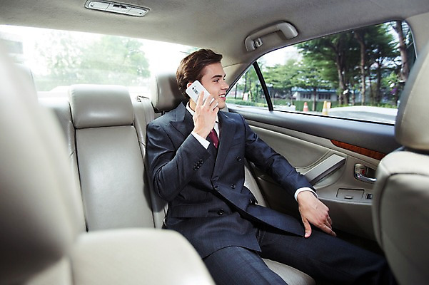 포토 JPG 주간 서양인 외국인 라이프스타일 응시 남자 맨라이프 비즈니스 모션 자동차 2014년태국 한명 들기 사람 앉기 정장 상반신 성인 야외 앞모습 30대 스마트폰 업무 직장인 비즈니스맨 고급 통화 성인남자한명만 장년만 장년남자만 장년남자한명만 국내포토 자연요소 해외기획촬영 직업 1 시선 옷 육상교통 뷰포인트 컨셉 인종 생활 장년 핸드폰 스마트기기 작업 남자만 남자한명만 성인남자만 성인만 파일형식