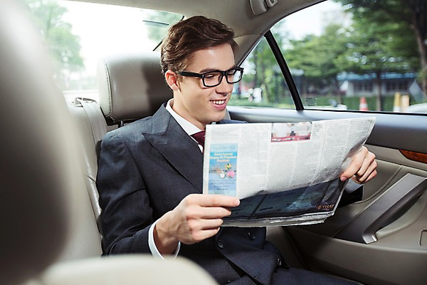 포토 JPG 주간 서양인 외국인 라이프스타일 남자 맨라이프 비즈니스 모션 자동차 2014년태국 한명 미소 들기 사람 앉기 정장 상반신 성인 야외 앞모습 30대 직장인 비즈니스맨 신문 고급 읽기 성인남자한명만 장년만 장년남자만 장년남자한명만 안경낌 국내포토 자연요소 해외기획촬영 직업 1 옷 안경 육상교통 뷰포인트 컨셉 표정 인종 생활 간행물 장년 뉴스 남자만 남자한명만 성인남자만 성인만 파일형식