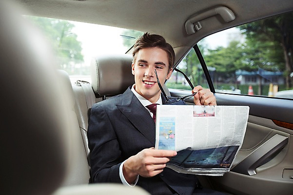 포토 JPG 주간 서양인 외국인 라이프스타일 남자 안경 맨라이프 비즈니스 모션 자동차 2014년태국 한명 미소 들기 사람 정장 상반신 성인 야외 앞모습 30대 직장인 비즈니스맨 신문 고급 성인남자한명만 장년만 장년남자만 장년남자한명만 국내포토 자연요소 해외기획촬영 직업 1 잡화 옷 육상교통 뷰포인트 컨셉 표정 인종 생활 간행물 장년 뉴스 남자만 남자한명만 성인남자만 성인만 파일형식