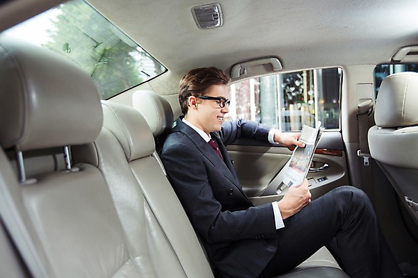 포토 JPG 주간 서양인 외국인 라이프스타일 남자 맨라이프 비즈니스 모션 자동차 2014년태국 한명 미소 들기 사람 앉기 정장 상반신 성인 야외 옆모습 30대 직장인 비즈니스맨 신문 고급 성인남자한명만 장년만 장년남자만 장년남자한명만 안경낌 국내포토 자연요소 해외기획촬영 직업 1 옷 안경 육상교통 뷰포인트 컨셉 표정 인종 생활 간행물 장년 뉴스 남자만 남자한명만 성인남자만 성인만 파일형식