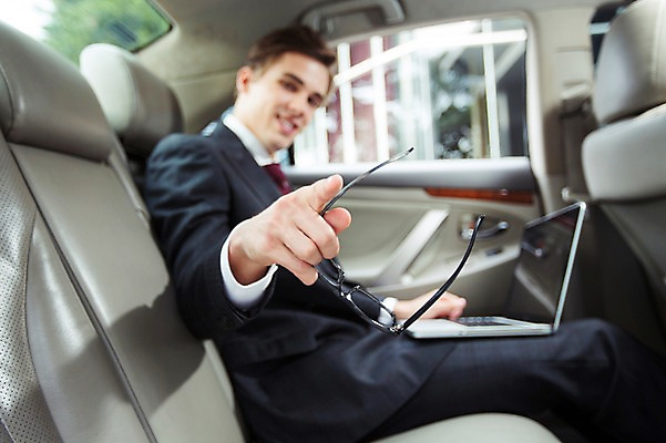 포토 JPG 주간 서양인 외국인 라이프스타일 남자 안경 맨라이프 비즈니스 모션 자동차 2014년태국 한명 미소 들기 사람 정장 손짓 상반신 성인 야외 옆모습 30대 노트북 가리킴 직장인 비즈니스맨 고급 성인남자한명만 장년만 장년남자만 장년남자한명만 국내포토 자연요소 해외기획촬영 직업 1 잡화 옷 육상교통 뷰포인트 컨셉 표정 인종 생활 장년 전자제품 남자만 남자한명만 성인남자만 성인만 파일형식