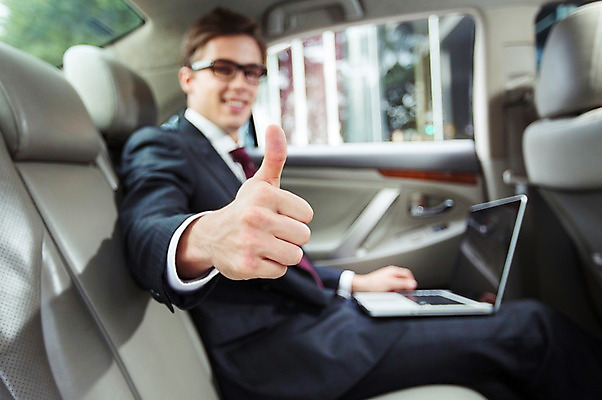 포토 JPG 주간 서양인 외국인 라이프스타일 남자 맨라이프 비즈니스 모션 자동차 2014년태국 한명 미소 들기 사람 앉기 정장 손짓 상반신 성인 야외 옆모습 30대 노트북 엄지손가락 최고 직장인 비즈니스맨 고급 성인남자한명만 장년만 장년남자만 장년남자한명만 안경낌 국내포토 자연요소 해외기획촬영 직업 1 옷 안경 육상교통 뷰포인트 컨셉 손가락 표정 인종 생활 장년 전자제품 남자만 남자한명만 성인남자만 성인만 파일형식