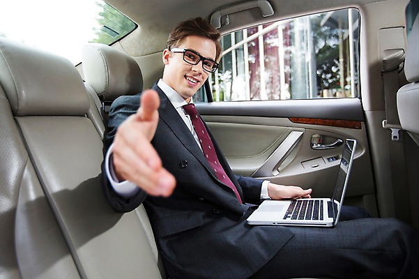 포토 JPG 주간 서양인 외국인 라이프스타일 남자 맨라이프 비즈니스 모션 자동차 2014년태국 한명 미소 들기 사람 앉기 정장 손짓 상반신 성인 야외 옆모습 30대 노트북 직장인 비즈니스맨 고급 손내밀기 성인남자한명만 장년만 장년남자만 장년남자한명만 안경낌 국내포토 자연요소 해외기획촬영 직업 1 옷 안경 육상교통 뷰포인트 컨셉 표정 인종 생활 장년 전자제품 남자만 남자한명만 성인남자만 성인만 파일형식