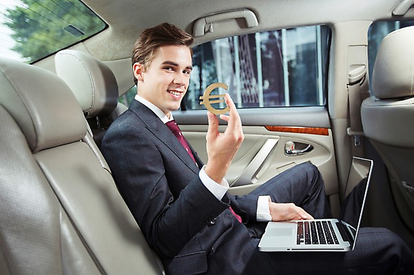 포토 JPG 주간 서양인 외국인 라이프스타일 남자 맨라이프 비즈니스 모션 자동차 2014년태국 한명 미소 들기 사람 정장 상반신 성인 야외 옆모습 30대 노트북 직장인 비즈니스맨 고급 파운드 성인남자한명만 장년만 장년남자만 장년남자한명만 국내포토 자연요소 해외기획촬영 직업 1 옷 육상교통 뷰포인트 컨셉 돈 표정 인종 생활 장년 전자제품 남자만 남자한명만 성인남자만 성인만 파일형식