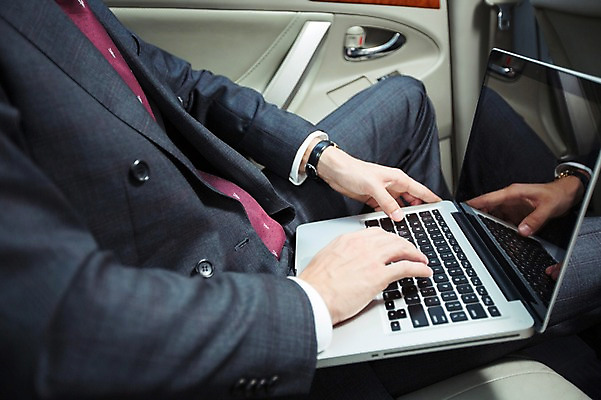 포토 JPG 주간 서양인 외국인 라이프스타일 남자 맨라이프 비즈니스 모션 자동차 2014년태국 한명 사람 앉기 정장 상반신 성인 야외 옆모습 30대 노트북 직장인 비즈니스맨 고급 성인남자한명만 장년만 장년남자만 장년남자한명만 국내포토 자연요소 해외기획촬영 직업 1 옷 육상교통 뷰포인트 컨셉 인종 생활 장년 전자제품 남자만 남자한명만 성인남자만 성인만 파일형식