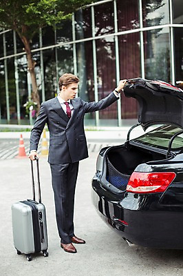 포토 JPG 주간 전신 서양인 외국인 라이프스타일 남자 맨라이프 비즈니스 모션 자동차 2014년태국 한명 서기 사람 정장 손짓 성인 야외 앞모습 30대 캐리어 직장인 비즈니스맨 고급 성인남자한명만 장년만 장년남자만 장년남자한명만 국내포토 자연요소 해외기획촬영 직업 1 옷 육상교통 뷰포인트 컨셉 인종 생활 장년 여행가방 남자만 남자한명만 성인남자만 성인만 파일형식