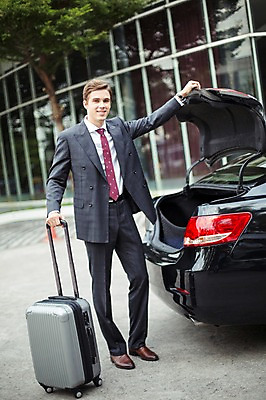 포토 JPG 주간 전신 서양인 외국인 라이프스타일 남자 맨라이프 비즈니스 모션 자동차 2014년태국 한명 서기 미소 사람 정장 성인 야외 앞모습 30대 캐리어 직장인 비즈니스맨 고급 성인남자한명만 장년만 장년남자만 장년남자한명만 국내포토 자연요소 해외기획촬영 직업 1 옷 육상교통 뷰포인트 컨셉 표정 인종 생활 장년 여행가방 남자만 남자한명만 성인남자만 성인만 파일형식