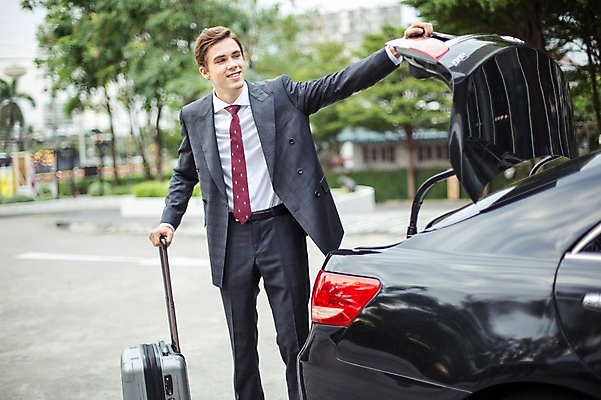 포토 JPG 주간 서양인 외국인 라이프스타일 남자 맨라이프 비즈니스 모션 자동차 2014년태국 한명 서기 사람 정장 손짓 상반신 성인 야외 앞모습 30대 잡기 직장인 비즈니스맨 고급 자동차트렁크 성인남자한명만 장년만 장년남자만 장년남자한명만 국내포토 자연요소 해외기획촬영 직업 1 옷 육상교통 뷰포인트 컨셉 인종 생활 장년 남자만 남자한명만 성인남자만 성인만 파일형식