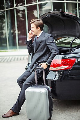 포토 JPG 주간 전신 서양인 외국인 라이프스타일 응시 남자 맨라이프 비즈니스 모션 자동차 2014년태국 한명 미소 들기 사람 앉기 정장 성인 야외 옆모습 30대 스마트폰 캐리어 직장인 비즈니스맨 고급 통화 성인남자한명만 장년만 장년남자만 장년남자한명만 국내포토 자연요소 해외기획촬영 직업 1 시선 옷 육상교통 뷰포인트 컨셉 표정 인종 생활 장년 핸드폰 스마트기기 여행가방 남자만 남자한명만 성인남자만 성인만 파일형식