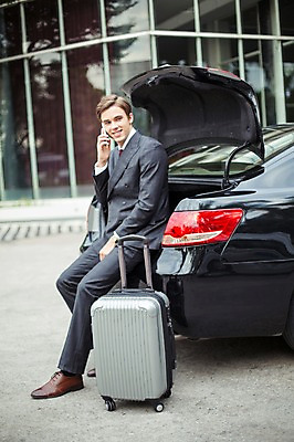 포토 JPG 주간 전신 서양인 외국인 라이프스타일 응시 남자 맨라이프 비즈니스 모션 자동차 2014년태국 한명 미소 들기 사람 앉기 정장 성인 야외 옆모습 30대 스마트폰 캐리어 직장인 비즈니스맨 고급 통화 성인남자한명만 장년만 장년남자만 장년남자한명만 국내포토 자연요소 해외기획촬영 직업 1 시선 옷 육상교통 뷰포인트 컨셉 표정 인종 생활 장년 핸드폰 스마트기기 여행가방 남자만 남자한명만 성인남자만 성인만 파일형식