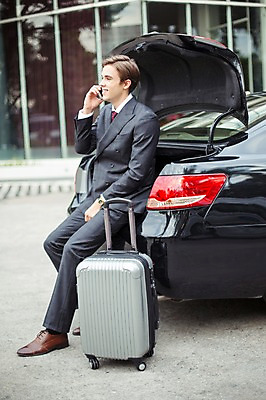 포토 JPG 주간 전신 서양인 외국인 라이프스타일 응시 남자 맨라이프 비즈니스 모션 자동차 2014년태국 한명 미소 들기 사람 앉기 정장 성인 야외 옆모습 30대 스마트폰 캐리어 직장인 비즈니스맨 고급 성인남자한명만 장년만 장년남자만 장년남자한명만 국내포토 자연요소 해외기획촬영 직업 1 시선 옷 육상교통 뷰포인트 컨셉 표정 인종 생활 장년 핸드폰 스마트기기 여행가방 남자만 남자한명만 성인남자만 성인만 파일형식