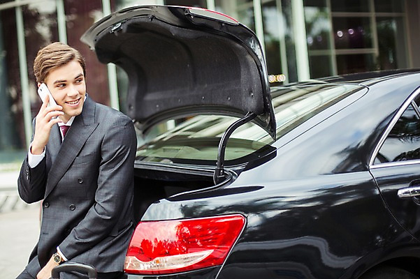 포토 JPG 주간 서양인 외국인 라이프스타일 응시 남자 맨라이프 비즈니스 모션 자동차 2014년태국 한명 미소 들기 사람 앉기 정장 상반신 성인 야외 옆모습 30대 스마트폰 직장인 비즈니스맨 고급 통화 성인남자한명만 장년만 장년남자만 장년남자한명만 국내포토 자연요소 해외기획촬영 직업 1 시선 옷 육상교통 뷰포인트 컨셉 표정 인종 생활 장년 핸드폰 스마트기기 남자만 남자한명만 성인남자만 성인만 파일형식