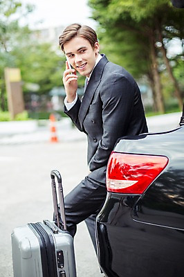 포토 JPG 주간 서양인 외국인 라이프스타일 응시 남자 맨라이프 비즈니스 모션 자동차 2014년태국 한명 미소 들기 사람 앉기 정장 상반신 성인 야외 옆모습 30대 스마트폰 캐리어 직장인 비즈니스맨 고급 통화 성인남자한명만 장년만 장년남자만 장년남자한명만 국내포토 자연요소 해외기획촬영 직업 1 시선 옷 육상교통 뷰포인트 컨셉 표정 인종 생활 장년 핸드폰 스마트기기 여행가방 남자만 남자한명만 성인남자만 성인만 파일형식