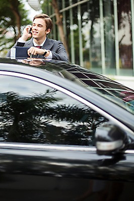 포토 JPG 주간 서양인 외국인 라이프스타일 응시 남자 맨라이프 비즈니스 모션 자동차 2014년태국 한명 서기 미소 들기 사람 상반신 성인 야외 앞모습 30대 스마트폰 비즈니스맨 고급 여권 통화 성인남자한명만 장년만 장년남자만 장년남자한명만 국내포토 자연요소 해외기획촬영 1 시선 육상교통 뷰포인트 컨셉 표정 인종 생활 장년 핸드폰 스마트기기 직장인 남자만 남자한명만 성인남자만 성인만 파일형식