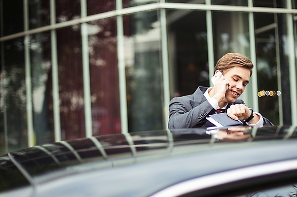 포토 JPG 주간 서양인 외국인 라이프스타일 응시 남자 시계 맨라이프 비즈니스 모션 자동차 2014년태국 한명 서기 미소 들기 사람 정장 상반신 성인 야외 앞모습 30대 스마트폰 직장인 비즈니스맨 고급 여권 통화 성인남자한명만 장년만 장년남자만 장년남자한명만 국내포토 자연요소 해외기획촬영 직업 1 시선 옷 육상교통 뷰포인트 컨셉 표정 인종 생활 장년 핸드폰 스마트기기 남자만 남자한명만 성인남자만 성인만 파일형식