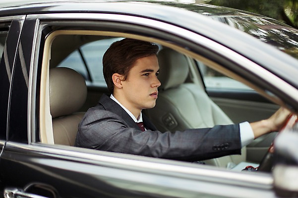 포토 JPG 주간 서양인 외국인 라이프스타일 응시 남자 맨라이프 비즈니스 모션 자동차 2014년태국 한명 사람 앉기 정장 상반신 성인 야외 옆모습 30대 운전 잡기 직장인 비즈니스맨 고급 핸들 성인남자한명만 장년만 장년남자만 장년남자한명만 국내포토 자연요소 해외기획촬영 직업 1 시선 옷 육상교통 뷰포인트 컨셉 인종 생활 장년 남자만 남자한명만 성인남자만 성인만 파일형식