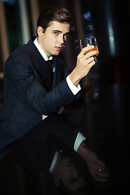 포토 JPG 서양인 외국인 라이프스타일 남자 맨라이프 비즈니스 모션 실내 2014년태국 한명 들기 사람 앉기 정장 상반신 성인 옆모습 컵 30대 직장인 비즈니스맨 고독 고민 양주 보드카 성인남자한명만 장년만 장년남자만 장년남자한명만 혼족 국내포토 해외기획촬영 직업 1 식기 옷 감정 뷰포인트 주류 인종 내부 생활 장년 싱글라이프 남자만 남자한명만 성인남자만 성인만 파일형식