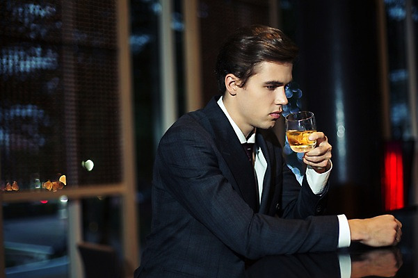 포토 JPG 서양인 외국인 라이프스타일 남자 맨라이프 비즈니스 모션 실내 2014년태국 한명 들기 사람 앉기 정장 상반신 성인 옆모습 컵 30대 마시기 직장인 비즈니스맨 고독 고민 양주 보드카 성인남자한명만 장년만 장년남자만 장년남자한명만 혼족 국내포토 해외기획촬영 직업 1 식기 옷 감정 뷰포인트 주류 인종 내부 생활 장년 싱글라이프 남자만 남자한명만 성인남자만 성인만 파일형식