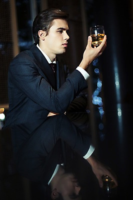 포토 JPG 서양인 외국인 라이프스타일 응시 남자 맨라이프 비즈니스 모션 실내 2014년태국 한명 들기 사람 앉기 정장 상반신 성인 옆모습 컵 30대 반사 직장인 비즈니스맨 고독 고민 양주 보드카 성인남자한명만 장년만 장년남자만 장년남자한명만 혼족 국내포토 해외기획촬영 직업 1 식기 시선 옷 감정 뷰포인트 주류 인종 내부 생활 장년 싱글라이프 남자만 남자한명만 성인남자만 성인만 파일형식