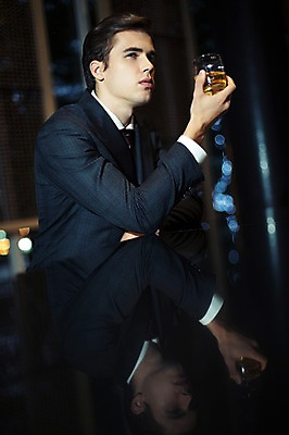 포토 JPG 서양인 외국인 라이프스타일 응시 남자 맨라이프 비즈니스 모션 실내 2014년태국 한명 들기 사람 앉기 정장 상반신 성인 옆모습 컵 30대 반사 직장인 비즈니스맨 고독 고민 양주 보드카 성인남자한명만 장년만 장년남자만 장년남자한명만 혼족 국내포토 해외기획촬영 직업 1 식기 시선 옷 감정 뷰포인트 주류 인종 내부 생활 장년 싱글라이프 남자만 남자한명만 성인남자만 성인만 파일형식