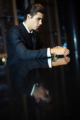 포토 JPG 서양인 외국인 라이프스타일 응시 남자 맨라이프 비즈니스 모션 실내 2014년태국 한명 사람 앉기 정장 손짓 상반신 성인 옆모습 30대 반사 직장인 비즈니스맨 고독 고민 양주 보드카 성인남자한명만 장년만 장년남자만 장년남자한명만 혼족 국내포토 해외기획촬영 직업 1 시선 옷 감정 뷰포인트 주류 인종 내부 생활 장년 싱글라이프 남자만 남자한명만 성인남자만 성인만 파일형식