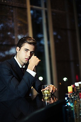 포토 JPG 서양인 외국인 라이프스타일 남자 맨라이프 비즈니스 모션 실내 2014년태국 한명 들기 사람 앉기 정장 손짓 상반신 성인 옆모습 컵 30대 직장인 비즈니스맨 고독 고민 양주 보드카 성인남자한명만 장년만 장년남자만 장년남자한명만 혼족 국내포토 해외기획촬영 직업 1 식기 옷 감정 뷰포인트 주류 인종 내부 생활 장년 싱글라이프 남자만 남자한명만 성인남자만 성인만 파일형식