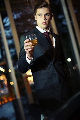 포토 JPG 서양인 외국인 라이프스타일 응시 남자 맨라이프 비즈니스 모션 실내 2014년태국 한명 들기 사람 앉기 정장 상반신 성인 앞모습 컵 30대 직장인 비즈니스맨 고독 고민 양주 보드카 성인남자한명만 장년만 장년남자만 장년남자한명만 혼족 국내포토 해외기획촬영 직업 1 식기 시선 옷 감정 뷰포인트 주류 인종 내부 생활 장년 싱글라이프 남자만 남자한명만 성인남자만 성인만 파일형식
