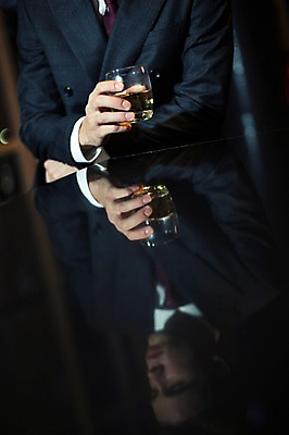 포토 JPG 서양인 외국인 라이프스타일 남자 맨라이프 비즈니스 모션 실내 2014년태국 한명 들기 사람 정장 상반신 성인 앞모습 컵 30대 반사 직장인 비즈니스맨 고독 고민 양주 보드카 성인남자한명만 장년만 장년남자만 장년남자한명만 혼족 국내포토 해외기획촬영 직업 1 식기 옷 감정 뷰포인트 주류 인종 내부 생활 장년 싱글라이프 남자만 남자한명만 성인남자만 성인만 파일형식