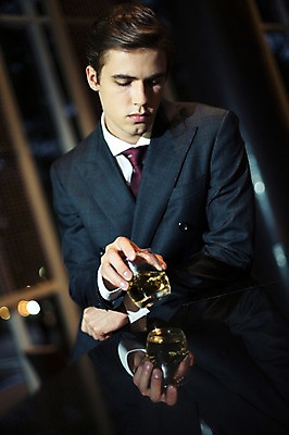 포토 JPG 서양인 외국인 라이프스타일 남자 맨라이프 비즈니스 모션 실내 2014년태국 한명 들기 사람 앉기 정장 상반신 성인 앞모습 컵 30대 반사 직장인 비즈니스맨 고독 고민 양주 보드카 성인남자한명만 장년만 장년남자만 장년남자한명만 혼족 국내포토 해외기획촬영 직업 1 식기 옷 감정 뷰포인트 주류 인종 내부 생활 장년 싱글라이프 남자만 남자한명만 성인남자만 성인만 파일형식