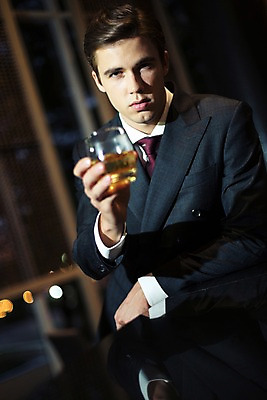 포토 JPG 서양인 외국인 라이프스타일 남자 맨라이프 비즈니스 모션 실내 2014년태국 한명 들기 사람 앉기 정장 상반신 성인 앞모습 컵 30대 직장인 비즈니스맨 고독 고민 양주 보드카 성인남자한명만 장년만 장년남자만 장년남자한명만 혼족 국내포토 해외기획촬영 직업 1 식기 옷 감정 뷰포인트 주류 인종 내부 생활 장년 싱글라이프 남자만 남자한명만 성인남자만 성인만 파일형식