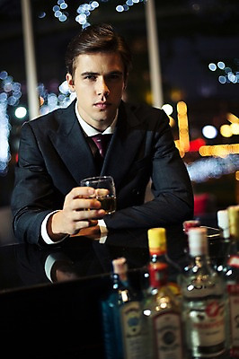 포토 JPG 서양인 외국인 라이프스타일 남자 맨라이프 비즈니스 모션 실내 2014년태국 한명 들기 사람 앉기 정장 상반신 성인 앞모습 컵 30대 직장인 비즈니스맨 고독 고민 양주 보드카 성인남자한명만 장년만 장년남자만 장년남자한명만 혼족 국내포토 해외기획촬영 직업 1 식기 옷 감정 뷰포인트 주류 인종 내부 생활 장년 싱글라이프 남자만 남자한명만 성인남자만 성인만 파일형식