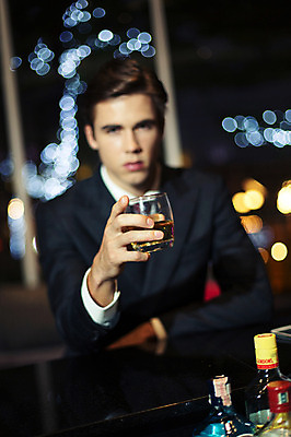 포토 JPG 서양인 외국인 라이프스타일 남자 맨라이프 비즈니스 모션 실내 2014년태국 한명 들기 사람 앉기 정장 상반신 성인 앞모습 컵 30대 직장인 비즈니스맨 고독 고민 양주 보드카 성인남자한명만 장년만 장년남자만 장년남자한명만 혼족 국내포토 해외기획촬영 직업 1 식기 옷 감정 뷰포인트 주류 인종 내부 생활 장년 싱글라이프 남자만 남자한명만 성인남자만 성인만 파일형식