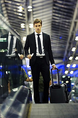 포토 JPG 서양인 외국인 라이프스타일 남자 맨라이프 비즈니스 모션 실내 2014년태국 한명 서기 들기 사람 정장 상반신 성인 앞모습 30대 캐리어 직장인 비즈니스맨 공항 출장 에스컬레이터 성인남자한명만 장년만 장년남자만 장년남자한명만 국내포토 해외기획촬영 직업 1 옷 뷰포인트 교통시설 인종 내부 생활 장년 여행가방 남자만 남자한명만 성인남자만 성인만 파일형식