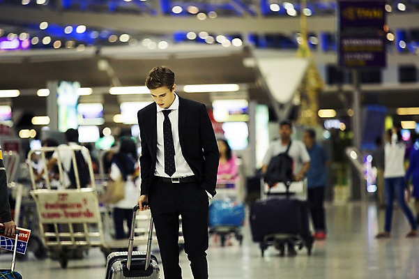 포토 JPG 서양인 외국인 백인 라이프스타일 남자 맨라이프 비즈니스 모션 실내 2014년태국 서기 사람 정장 여러명 상반신 성인 앞모습 30대 캐리어 직장인 비즈니스맨 공항 출장 주머니손 남자만 성인남자만 장년만 장년남자만 성인만 국내포토 해외기획촬영 직업 옷 뷰포인트 다수 교통시설 인종 내부 생활 장년 여행가방 파일형식