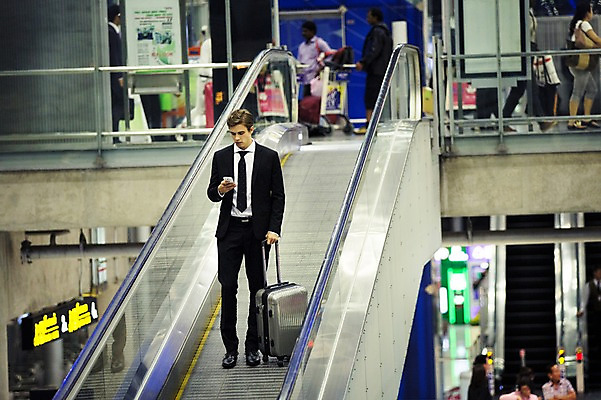 포토 JPG 전신 서양인 외국인 라이프스타일 남자 맨라이프 비즈니스 모션 실내 2014년태국 한명 서기 들기 사람 정장 성인 앞모습 30대 스마트폰 캐리어 직장인 비즈니스맨 공항 하락 출장 에스컬레이터 성인남자한명만 장년만 장년남자만 장년남자한명만 국내포토 해외기획촬영 직업 1 옷 뷰포인트 컨셉 교통시설 인종 내부 생활 장년 핸드폰 스마트기기 여행가방 남자만 남자한명만 성인남자만 성인만 파일형식