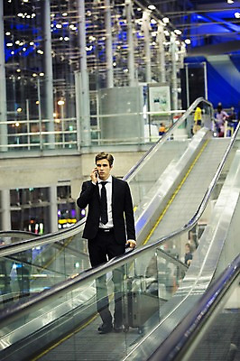 포토 JPG 전신 서양인 외국인 라이프스타일 남자 맨라이프 비즈니스 모션 실내 2014년태국 한명 서기 들기 사람 정장 성인 앞모습 30대 스마트폰 캐리어 직장인 비즈니스맨 공항 출장 에스컬레이터 통화 성인남자한명만 장년만 장년남자만 장년남자한명만 국내포토 해외기획촬영 직업 1 옷 뷰포인트 교통시설 인종 내부 생활 장년 핸드폰 스마트기기 여행가방 남자만 남자한명만 성인남자만 성인만 파일형식