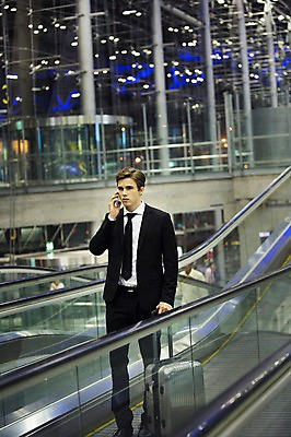 포토 JPG 전신 서양인 외국인 라이프스타일 남자 맨라이프 비즈니스 모션 실내 2014년태국 한명 서기 들기 사람 정장 성인 앞모습 30대 스마트폰 캐리어 직장인 비즈니스맨 공항 출장 에스컬레이터 통화 성인남자한명만 장년만 장년남자만 장년남자한명만 국내포토 해외기획촬영 직업 1 옷 뷰포인트 교통시설 인종 내부 생활 장년 핸드폰 스마트기기 여행가방 남자만 남자한명만 성인남자만 성인만 파일형식