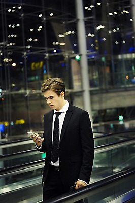 포토 JPG 서양인 외국인 라이프스타일 남자 맨라이프 비즈니스 모션 실내 2014년태국 한명 서기 들기 사람 정장 상반신 성인 옆모습 30대 스마트폰 직장인 비즈니스맨 공항 출장 에스컬레이터 성인남자한명만 장년만 장년남자만 장년남자한명만 국내포토 해외기획촬영 직업 1 옷 뷰포인트 교통시설 인종 내부 생활 장년 핸드폰 스마트기기 남자만 남자한명만 성인남자만 성인만 파일형식