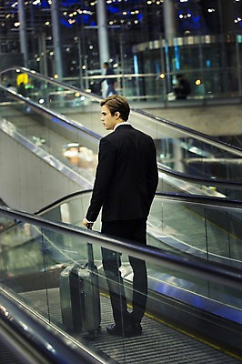 포토 JPG 전신 서양인 외국인 라이프스타일 응시 남자 맨라이프 비즈니스 모션 실내 2014년태국 한명 서기 사람 정장 성인 뒷모습 30대 캐리어 직장인 비즈니스맨 공항 하락 출장 에스컬레이터 성인남자한명만 장년만 장년남자만 장년남자한명만 국내포토 해외기획촬영 직업 1 시선 옷 뷰포인트 컨셉 교통시설 인종 내부 생활 장년 여행가방 남자만 남자한명만 성인남자만 성인만 파일형식