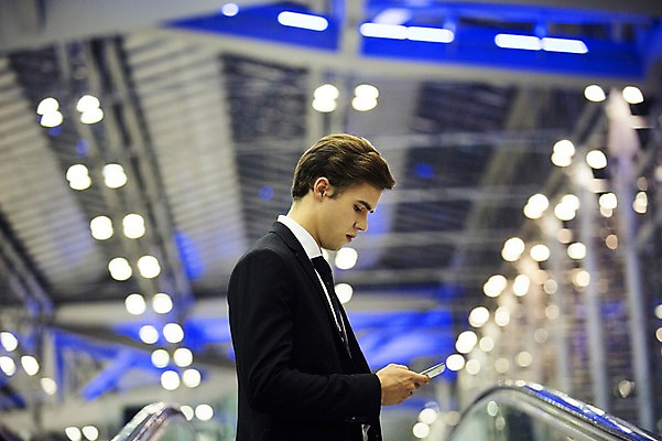 포토 JPG 서양인 외국인 라이프스타일 남자 맨라이프 비즈니스 모션 실내 2014년태국 한명 서기 들기 사람 정장 상반신 성인 옆모습 30대 스마트폰 직장인 비즈니스맨 공항 출장 에스컬레이터 성인남자한명만 장년만 장년남자만 장년남자한명만 국내포토 해외기획촬영 직업 1 옷 뷰포인트 교통시설 인종 내부 생활 장년 핸드폰 스마트기기 남자만 남자한명만 성인남자만 성인만 파일형식