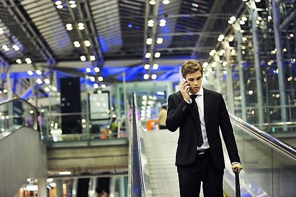 포토 JPG 서양인 외국인 라이프스타일 남자 맨라이프 비즈니스 모션 실내 2014년태국 한명 서기 들기 사람 정장 상반신 성인 앞모습 30대 스마트폰 캐리어 직장인 비즈니스맨 공항 하락 출장 에스컬레이터 통화 성인남자한명만 장년만 장년남자만 장년남자한명만 국내포토 해외기획촬영 직업 1 옷 뷰포인트 컨셉 교통시설 인종 내부 생활 장년 핸드폰 스마트기기 여행가방 남자만 남자한명만 성인남자만 성인만 파일형식