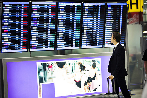 포토 JPG 서양인 외국인 라이프스타일 응시 남자 맨라이프 비즈니스 모션 실내 2014년태국 한명 서기 사람 정장 상반신 성인 옆모습 30대 캐리어 직장인 비즈니스맨 시간표 공항 출장 성인남자한명만 장년만 장년남자만 장년남자한명만 국내포토 해외기획촬영 직업 1 시선 옷 뷰포인트 교통시설 인종 내부 생활 장년 여행가방 계획 남자만 남자한명만 성인남자만 성인만 파일형식