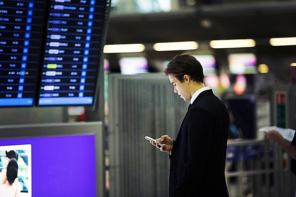 포토 JPG 서양인 외국인 라이프스타일 응시 남자 맨라이프 비즈니스 모션 실내 2014년태국 한명 서기 들기 사람 정장 상반신 성인 옆모습 30대 스마트폰 직장인 비즈니스맨 시간표 공항 출장 성인남자한명만 장년만 장년남자만 장년남자한명만 국내포토 해외기획촬영 직업 1 시선 옷 뷰포인트 교통시설 인종 내부 생활 장년 핸드폰 스마트기기 계획 남자만 남자한명만 성인남자만 성인만 파일형식