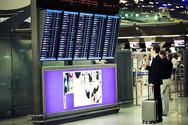 포토 JPG 전신 서양인 외국인 라이프스타일 응시 남자 맨라이프 비즈니스 모션 실내 2014년태국 한명 서기 사람 정장 성인 옆모습 30대 캐리어 직장인 비즈니스맨 시간표 공항 출장 성인남자한명만 장년만 장년남자만 장년남자한명만 국내포토 해외기획촬영 직업 1 시선 옷 뷰포인트 교통시설 인종 내부 생활 장년 여행가방 계획 남자만 남자한명만 성인남자만 성인만 파일형식