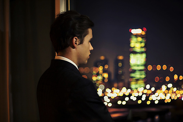 포토 JPG 서양인 외국인 라이프스타일 응시 남자 맨라이프 야경 비즈니스 모션 호텔 실내 2014년태국 한명 서기 사람 정장 상반신 성인 옆모습 30대 직장인 비즈니스맨 고독 고민 창밖 성인남자한명만 장년만 장년남자만 장년남자한명만 국내포토 해외기획촬영 직업 1 시선 옷 감정 뷰포인트 창문 숙소 인종 내부 생활 장년 야간 남자만 남자한명만 성인남자만 성인만 파일형식 풍경_경치