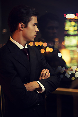 포토 JPG 서양인 외국인 라이프스타일 응시 남자 맨라이프 야경 비즈니스 모션 실내 2014년태국 한명 서기 사람 정장 상반신 성인 옆모습 30대 팔짱 직장인 비즈니스맨 고독 고민 창밖 성인남자한명만 장년만 장년남자만 장년남자한명만 국내포토 해외기획촬영 직업 1 시선 옷 감정 뷰포인트 창문 인종 내부 생활 장년 야간 남자만 남자한명만 성인남자만 성인만 파일형식 풍경_경치